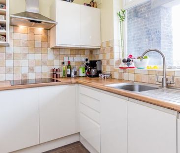 3 Bedroom, 1 bath, 1 reception Maisonette - Photo 4