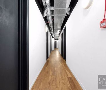 Whitechapel Road, London - Photo 6