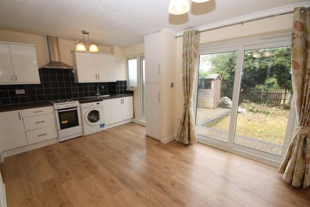 3 bedroom Semi-Detached House to let - Photo 2