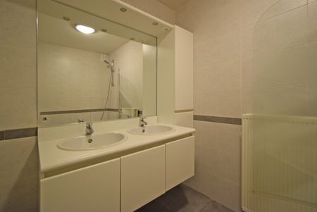 RUIM APPARTEMENT MET TWEE SLAAPKAMERS EN GARAGE - Foto 2