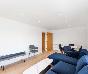 Beautifully presented 2 double bedroom river facing apartment to rent in the superb St David's Square development. - Photo 2