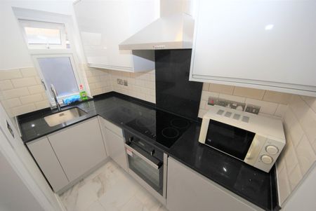 Holly Grove, Kingsbury, NW9 - Photo 3