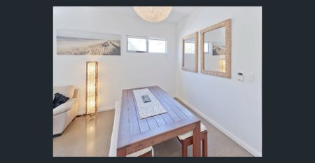 MODERN TOWNHOUSE, SPACIOUS & SECURE - Photo 4