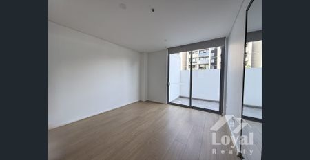 Modern Two Bedroom Apartment with Private Courtyard in Prime Location - Photo 2