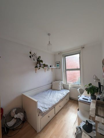 2 Bed Flat, Agincourt Road, NW3 - Photo 3