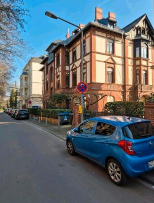 Altbau-Charme in absoluter Top-Lage mit EBK - Photo 1