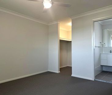 BRAND NEW - 3 BEDROOM - DOUBLE GARAGE - Photo 6
