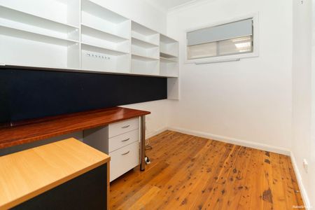 BEAUTIFUL FAMILY HOME WITH CHARM - Photo 2