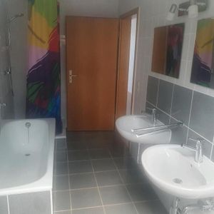 Schöne 2,5 Zi. DG Wohnung, separater Eingang - Photo 2