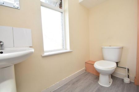 4 bedroom flat to rent - Photo 4