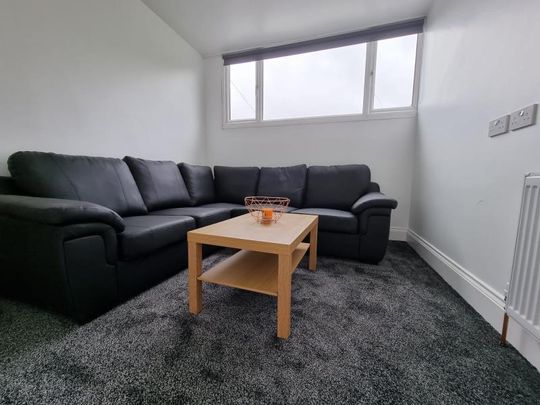 4 bedroom flat to rent - Photo 1