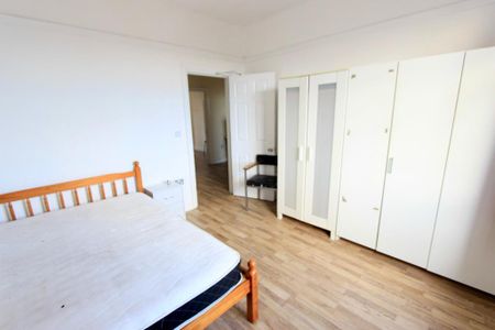 3 bedroom flat to rent - Photo 3