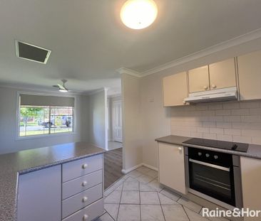 Renovated & Spacious 2 Bedroom Villa - Photo 3