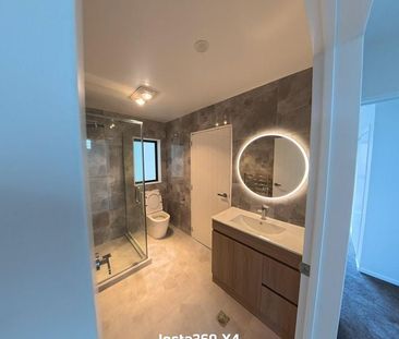 Modern Four-Bedroom Home, close to Westgate Mall - Photo 4