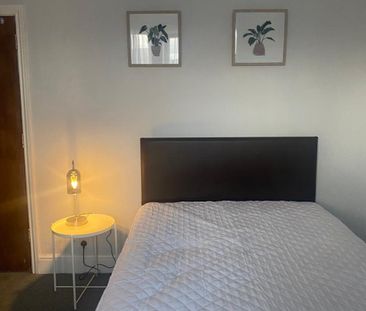 6 bedroom, 2 en-suite house - Photo 2