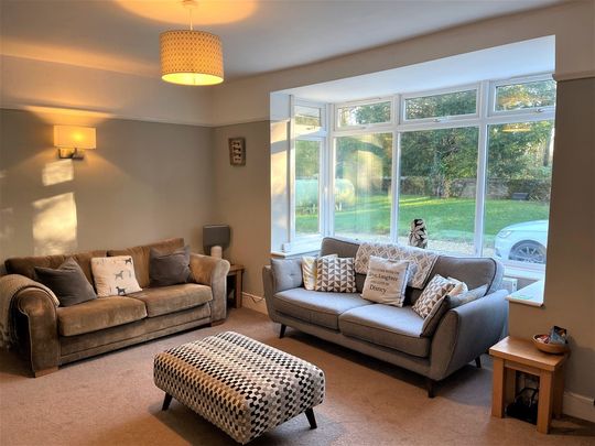 5 bedroom Desirable Five Bedroom Bungalow to rent - Photo 1