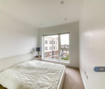 1 bedroom in a flat share to rent - Photo 2
