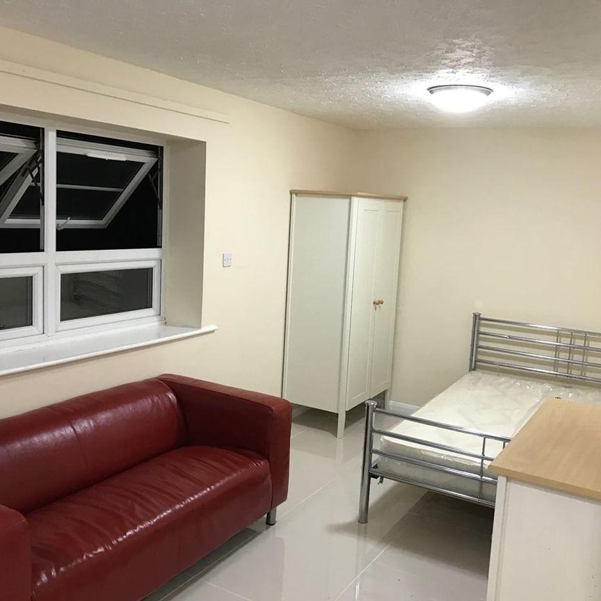 Studio Flat, Memorial Avenue, E15 - Photo 1