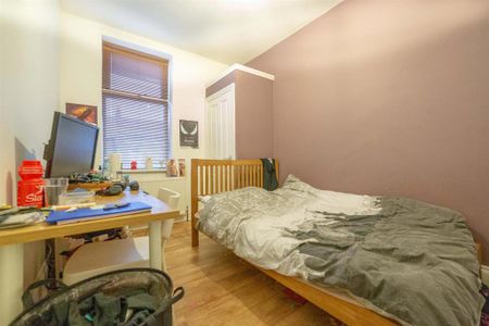 3 bedroom flat to rent - Photo 4
