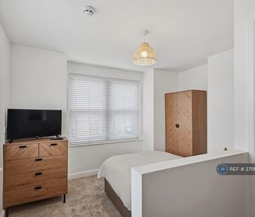 1 bedroom in a house share to rent - Photo 2