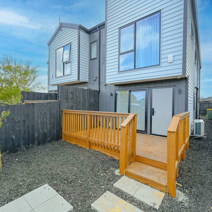 Dedicated Car Park & Pet Friendly - Photo 1