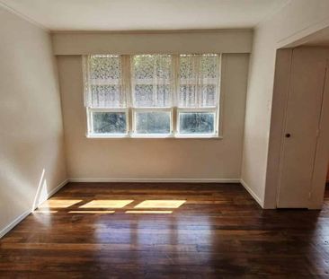 LARGE HOME FOR FAMILIES OR FLATTIES! - Photo 5