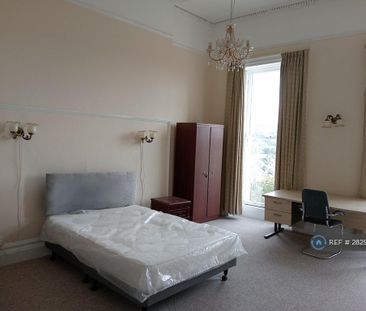 4 bedroom flat to rent - Photo 1