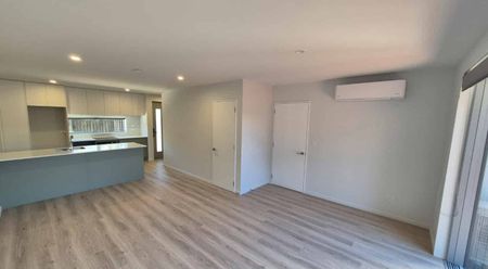 Stylish Townhouse - Photo 3