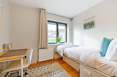 A beautifully presented four-bedroom family home on Luker Avenue, available for short-term lets - Photo 4