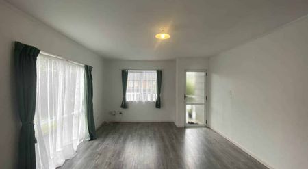 Sunny Two-Level Townhouse – Perfect for a Smal... - Photo 2