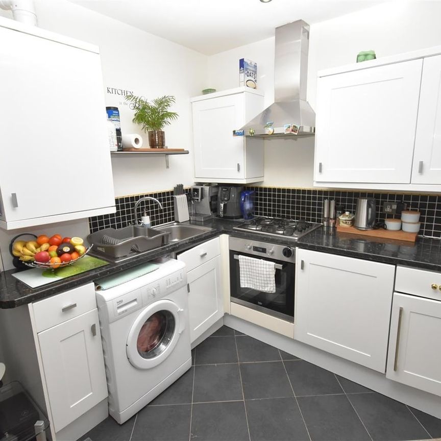 2 Bed Flat, Gleneldon Road, SW16 - Photo 1