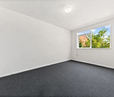Light-Filled 1 Bedroom Apartment in Prime Armadale Location - Photo 6