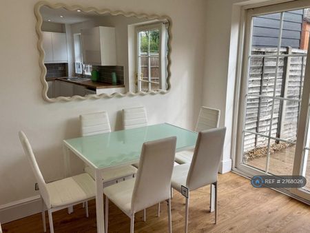 3 bedroom semi-detached house to rent - Photo 4