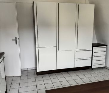 Gemütliche Dachgeschosswohnung mit Einbauküche! - Photo 1