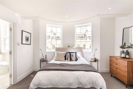 This luxurious three bed apartment has been fully refurbished to an exemplary standard, with solid wood floors and high specification kitchen and bathrooms. - Photo 5