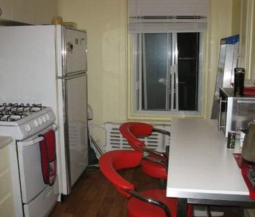 PRES DU METRO SNOWDON 2 CHAMBRES FERMEES- RENOVE - Photo 1