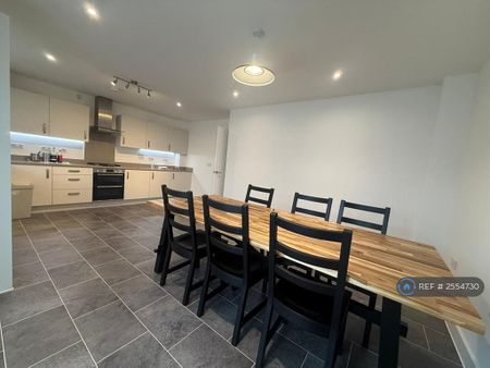 4 bedroom detached house to rent - Photo 3