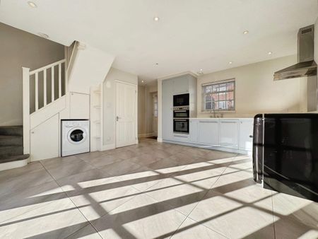 Bumblebee Cottage, Blowhorn Street, Marlborough, Marlborough, SN8 - Photo 3