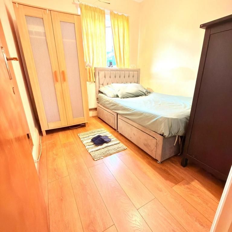 1 bedroom in a house share to rent - Photo 1