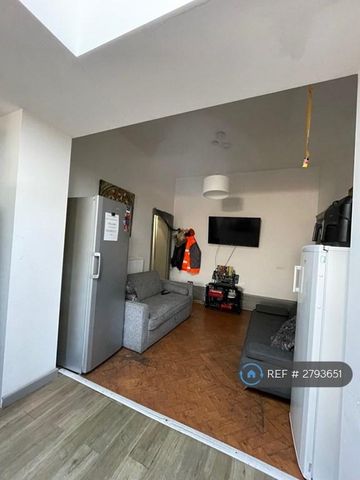 1 bedroom in a house share to rent - Photo 4