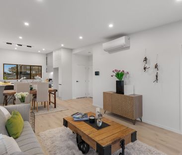 Elegant Beachside Residence in Manly - Photo 1