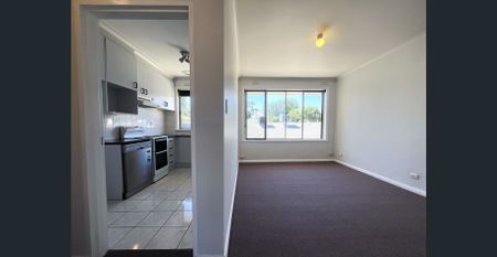 Charming 1 Bedroom Unit in Great Location – Park, Shops & Transport at Your Doorstep! - Freshly painted and carpeted - Photo 4