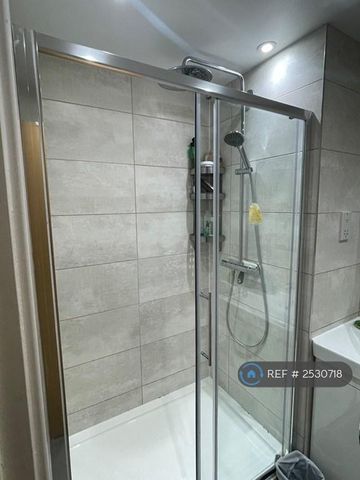 1 bedroom in a flat share to rent - Photo 2