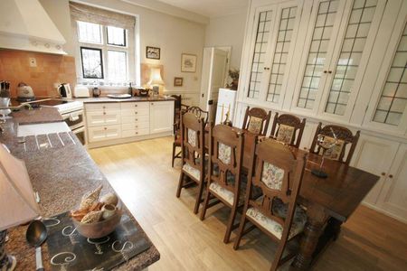 4 bedroom semi-detached house to rent - Photo 5