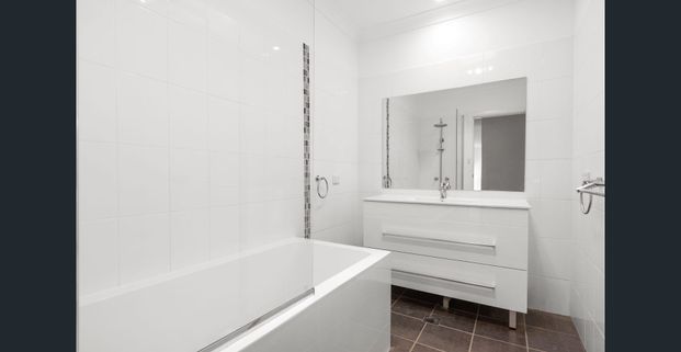 MODERN GENEROUS SIZED VILLA - Photo 1