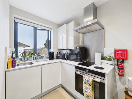 Long Lane, Staines-upon-Thames, Surrey,TW19 - Photo 4