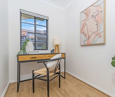 Modern Townhouse-Style Unit with Private Courtyard in Prime Location - Photo 3