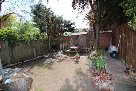 2 Double Bed Flat – Surbiton (Ewell Road, KT6) - Photo 4