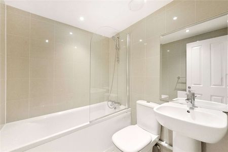 SHARER FRIENDLY - A spacious three bedroom apartment arranged over two floors and set in 935 sq ft, located 0.4 miles to UCL University. - Photo 5