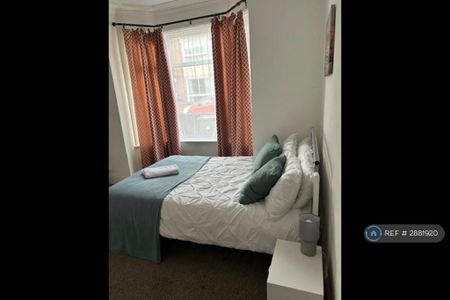 1 bedroom in a house share to rent - Photo 2